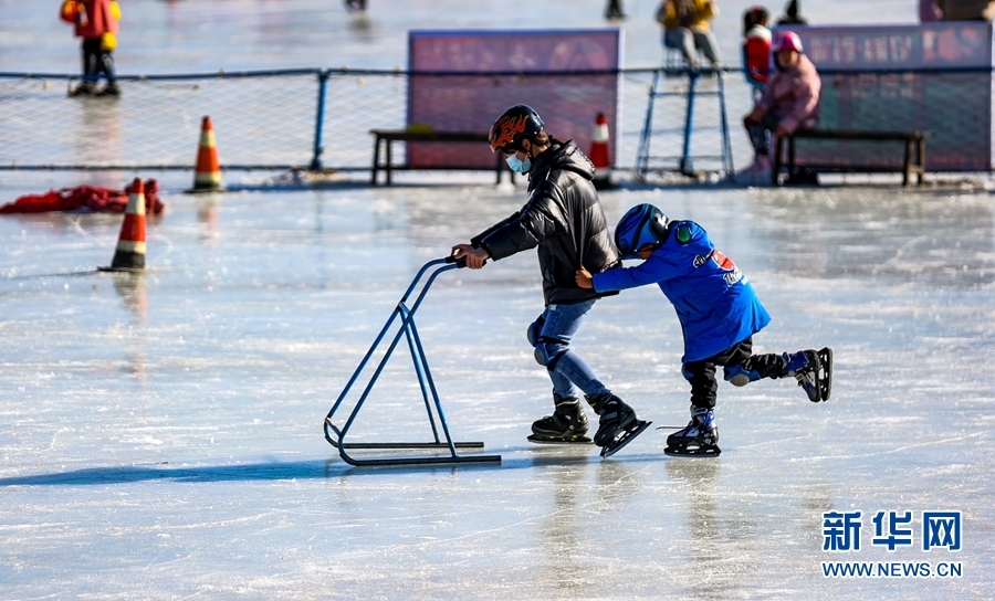 1月16日，甘肃省酒泉市肃州区锦玉公园滑冰场，市民正在滑冰。新华网发 （侯崇慧 摄）