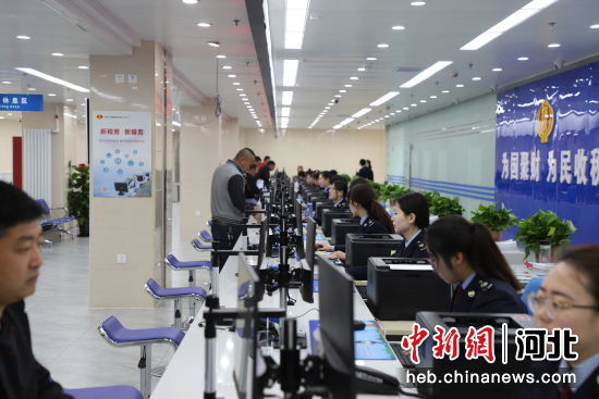 围场县税务局大厅服务场景。 围场县税务局供图