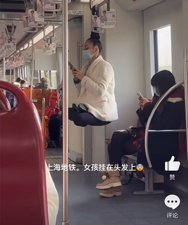 上海地铁一女子“头悬梁”。图片来源于网络
