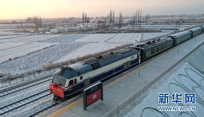 2021��12��26�գ��ƶ���·��Ȫ��������׷��г�׼��ʻ�����ݳ�վ�����˻���Ƭ�����»������ �±� ��