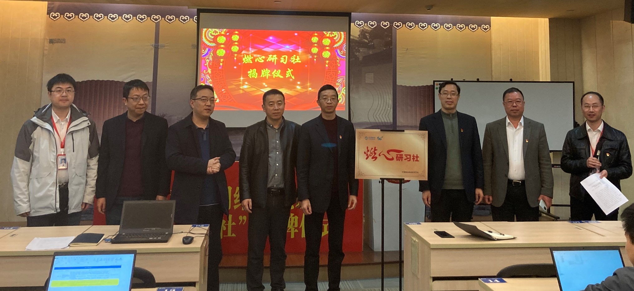 以党建引领，铸匠心网络