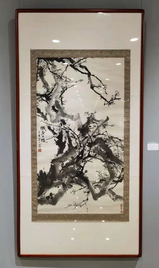 著名艺术家于希宁先生作品《白梅》著名艺术家沈学仁先生作品《国色