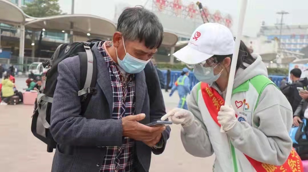 青年志愿者为旅客提供服务。通讯员供图