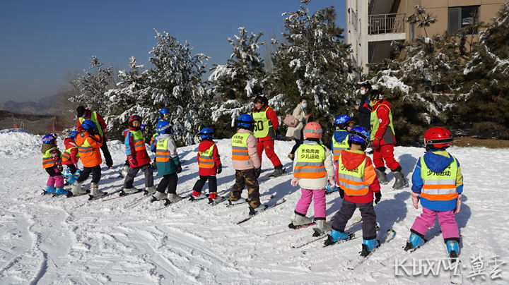 在西部长青冰雪小镇滑雪场，小朋友们在跟教练学习滑雪。长城网·冀云客户端记者 吴新光 摄