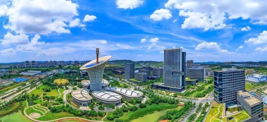 四城即光谷,车都,临空经济区和长江新城,各有产业主导;按照200万人