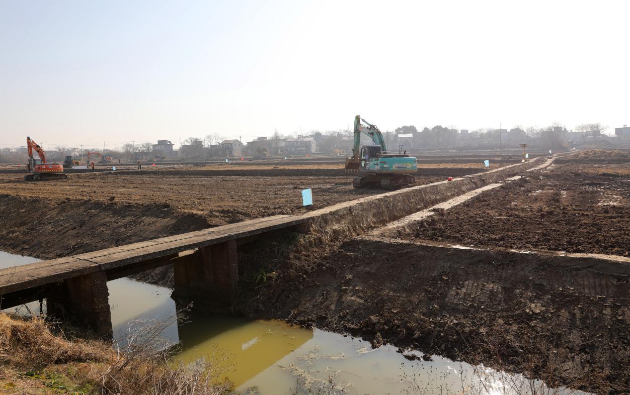 合肥庐江县盛桥镇小农水大作用望天田变丰收田