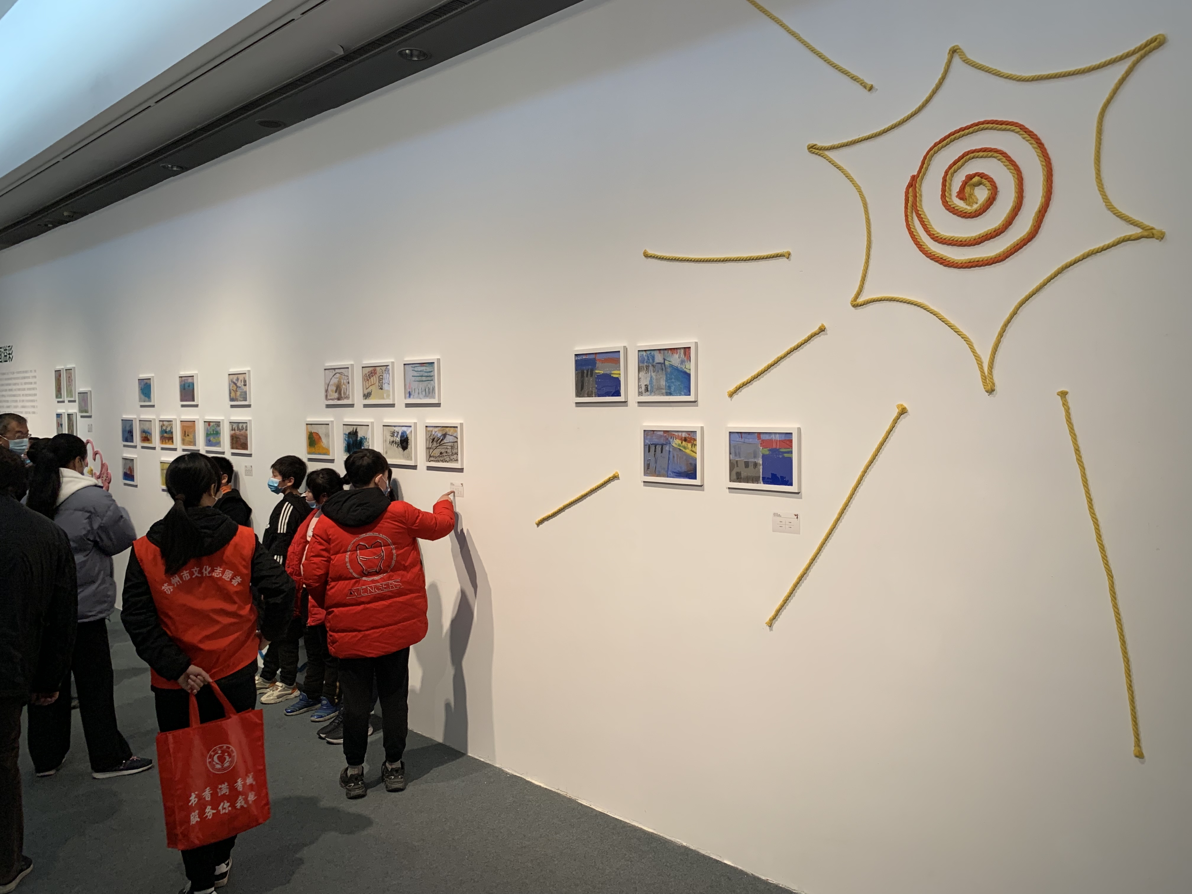 志愿者给来自苏州工业园区博爱学校，苏州市残疾人活动中心的50余位特殊人群进行现场导览。