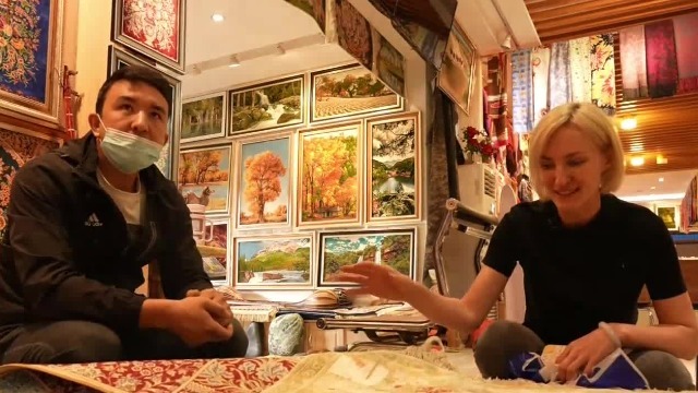 喀什大巴扎真丝纯手工编织的地毯，制作费时价格昂贵，外国记者直呼买不起