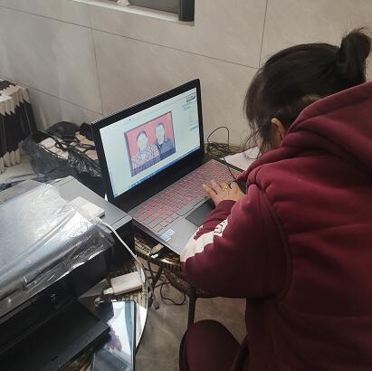 村民正在选全家福照片