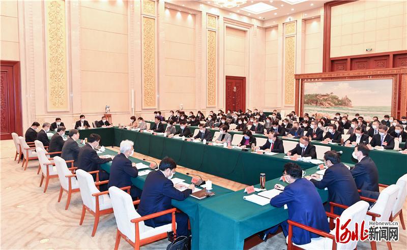 1月17日下午，省委书记、省人大常委会主任王东峰参加省政协十二届五次会议农工党、医药卫生组和无党派人士、社会福利与社会保障组联组讨论。河北日报记者赵海江摄