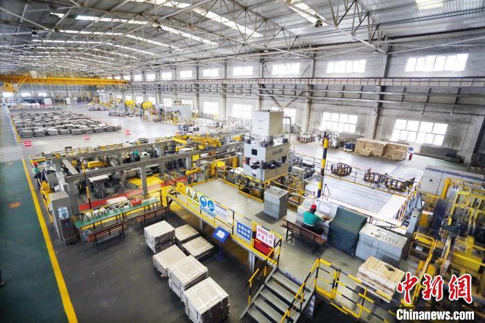 2021年7月22日，甘肃金昌市金川集团的镍冶炼厂成品智慧车间，机器人正按照既定程序工作。 高展 摄