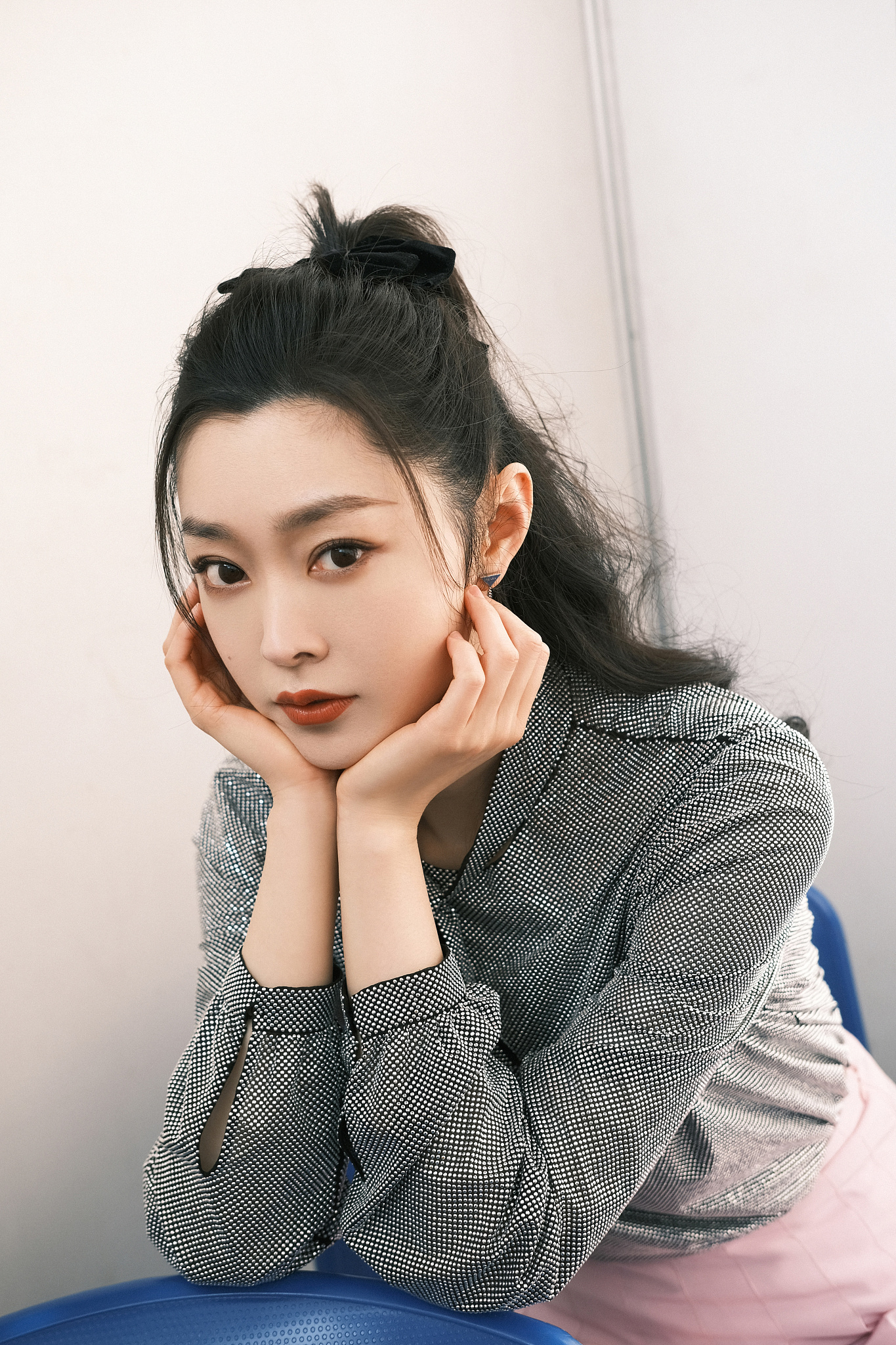 宋轶着银色亮片衬衫置身阳光下 温柔中不失甜美_凤凰网娱乐_凤凰网