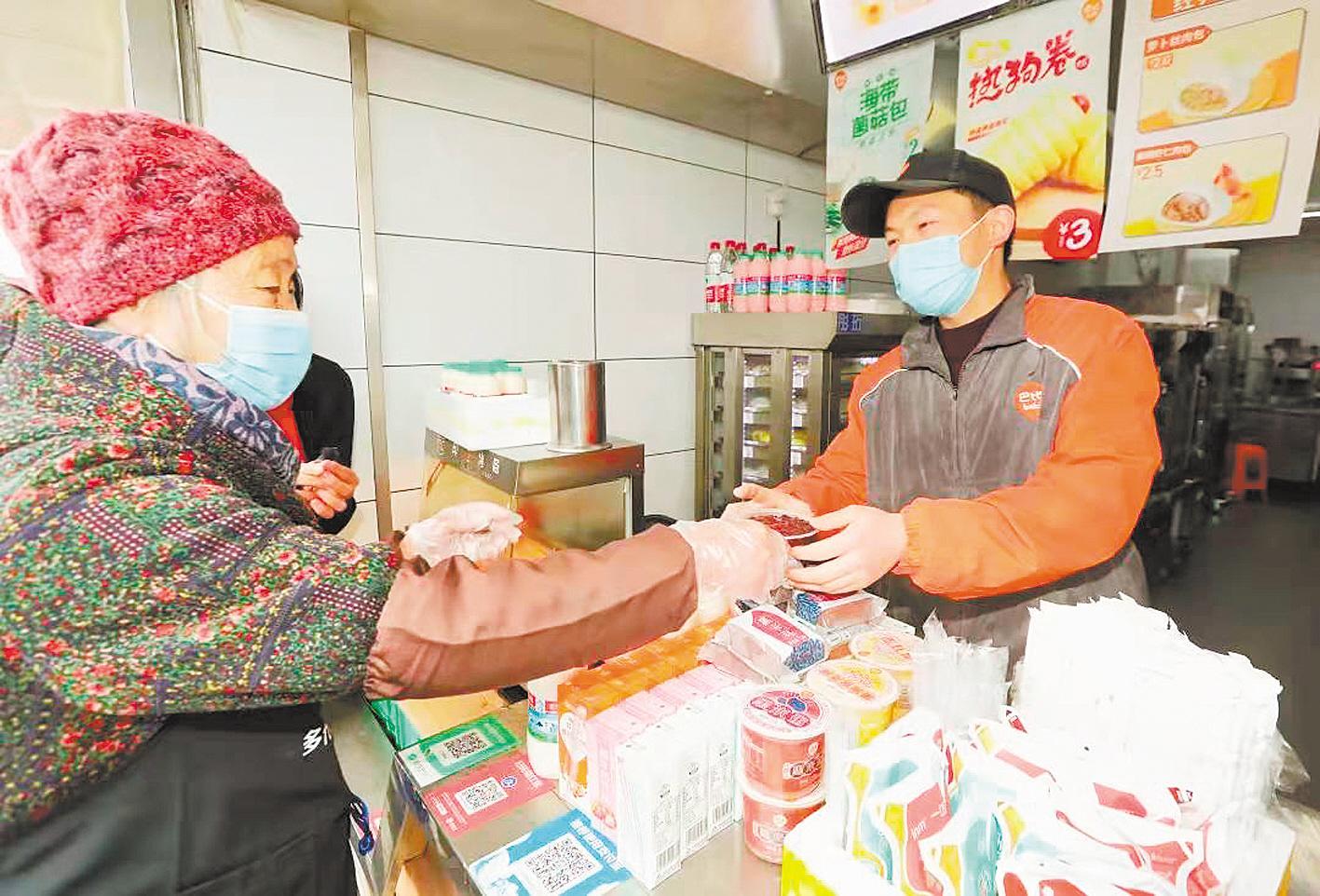 宁波市镇海区澥浦镇居民为吴绪威送上腊八粥。