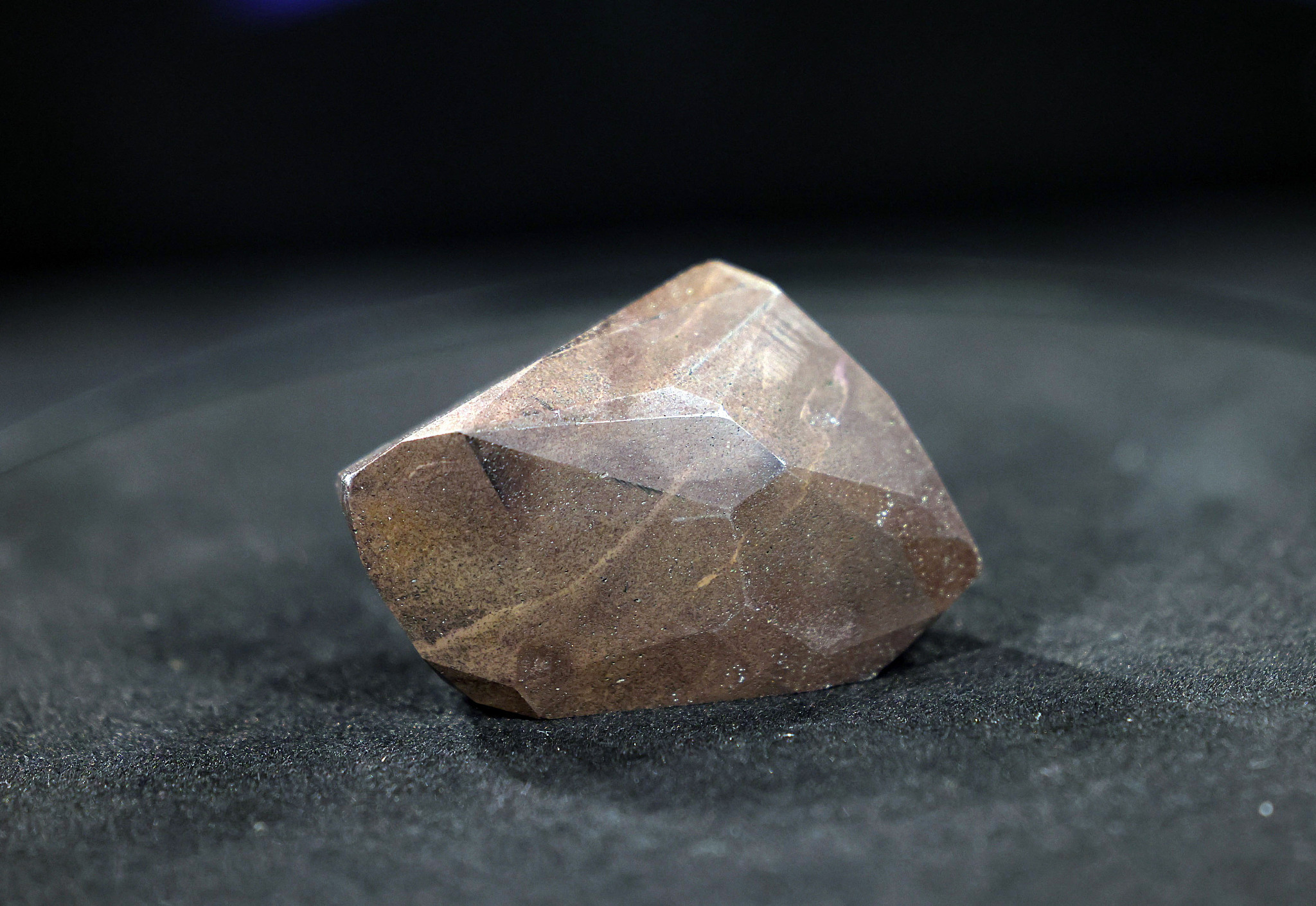 全球最大切割黑钻石谜亮相迪拜重达55555克拉