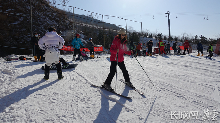游客在练习滑雪。长城网·冀云客户端记者 吴新光 摄