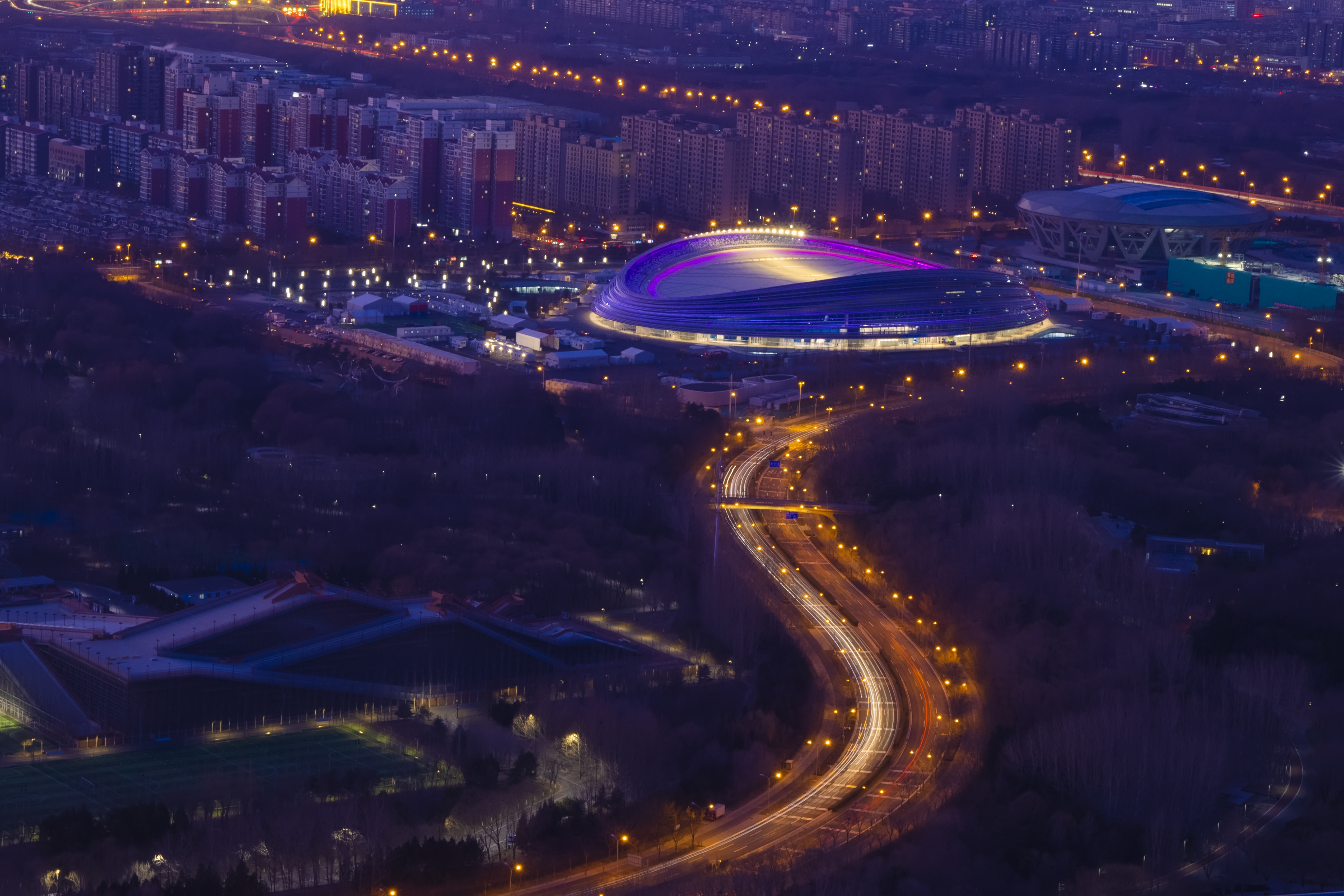 国家速滑馆（冰丝带）的美丽夜景 图 视觉中国