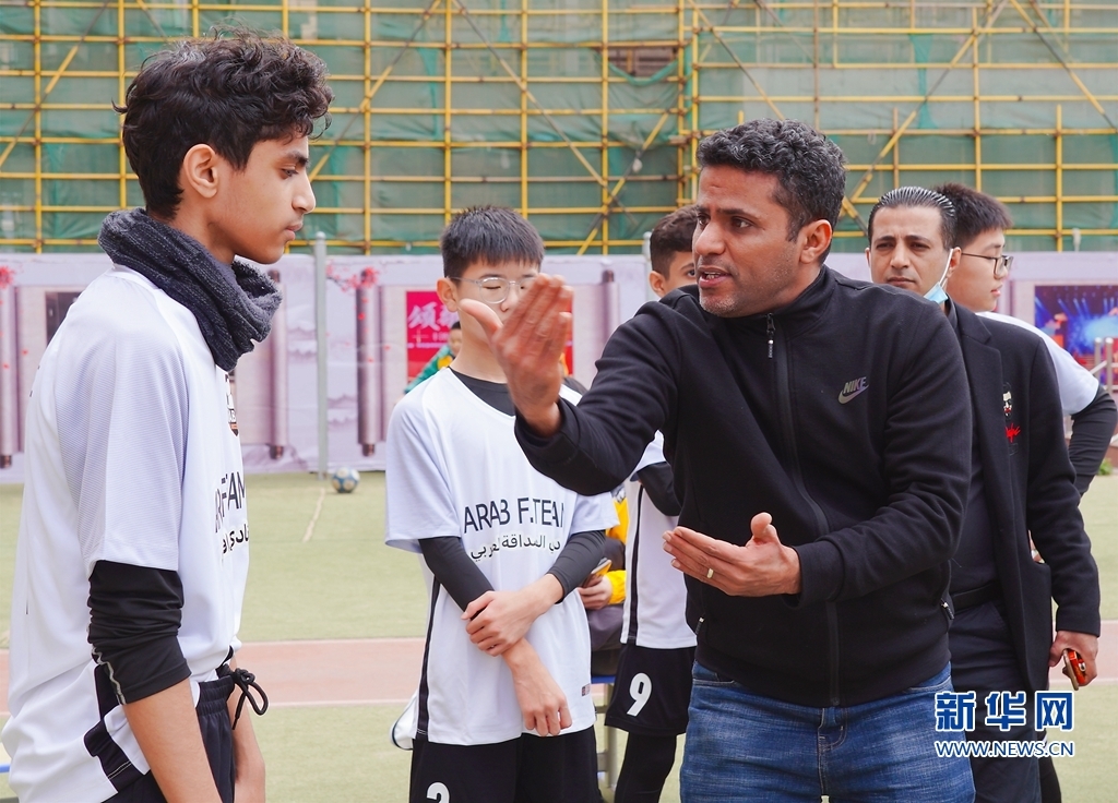 阿拉伯青少年联队教练与队员在中场休息时交流战术。新华网发