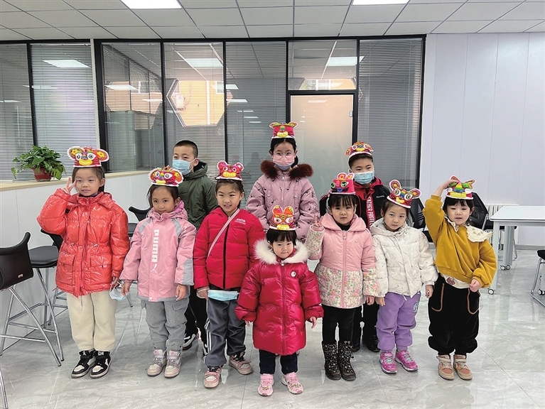 太原：社区自制虎头帽迎接冬奥