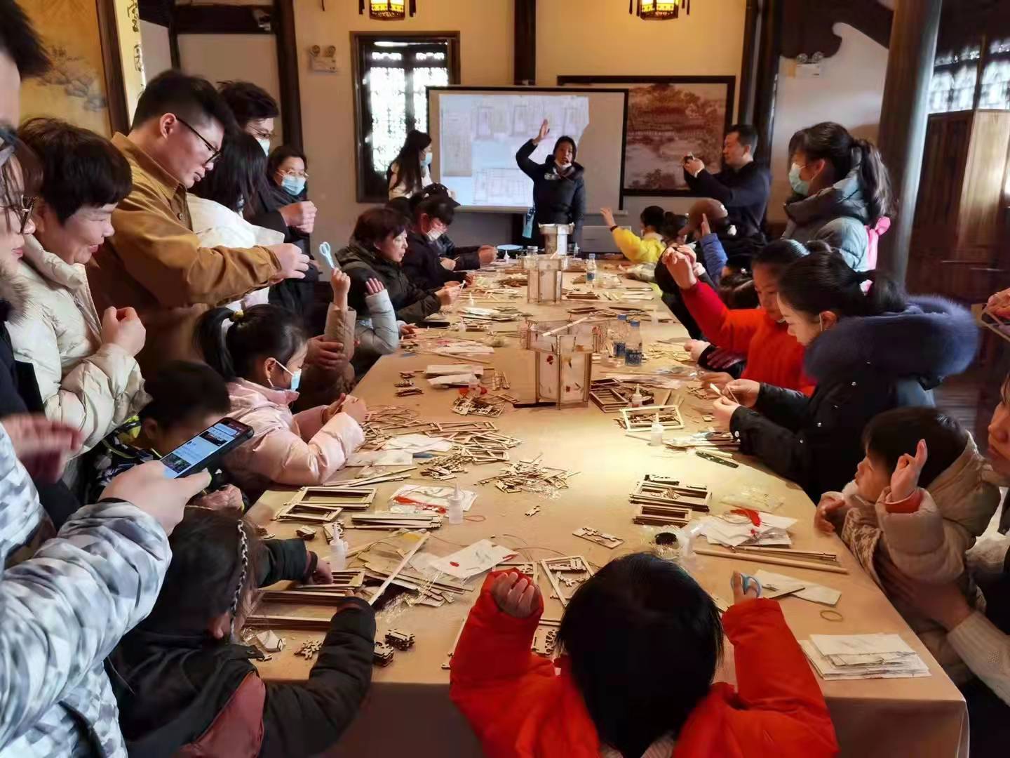 扎宫灯、剪窗花、吹糖人……中信银行南京分行邀请市民体验传统民俗活动