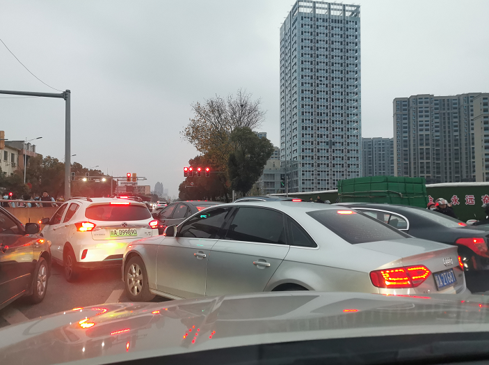 记者调查南昌BRT站台要拆除?“快速公交不快”频遭市民吐槽