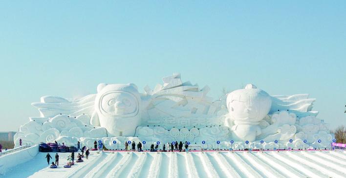 长春冰雪乐园高达18米的“冰墩墩”“雪容融”大型雪雕结合14条七彩滑道完美呈现于游人面前。 张扬 摄