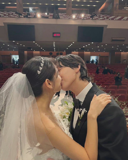 朴信惠完婚晒韩式婚服美照 称：“感谢所有给予我祝福的人”