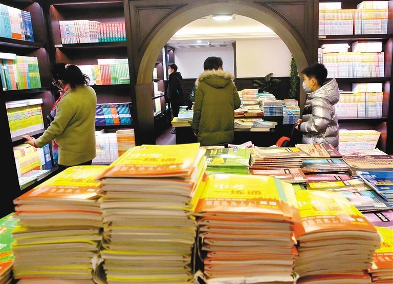 读者在钟楼书店挑选自己喜爱的书籍 记者 尚洪涛 摄