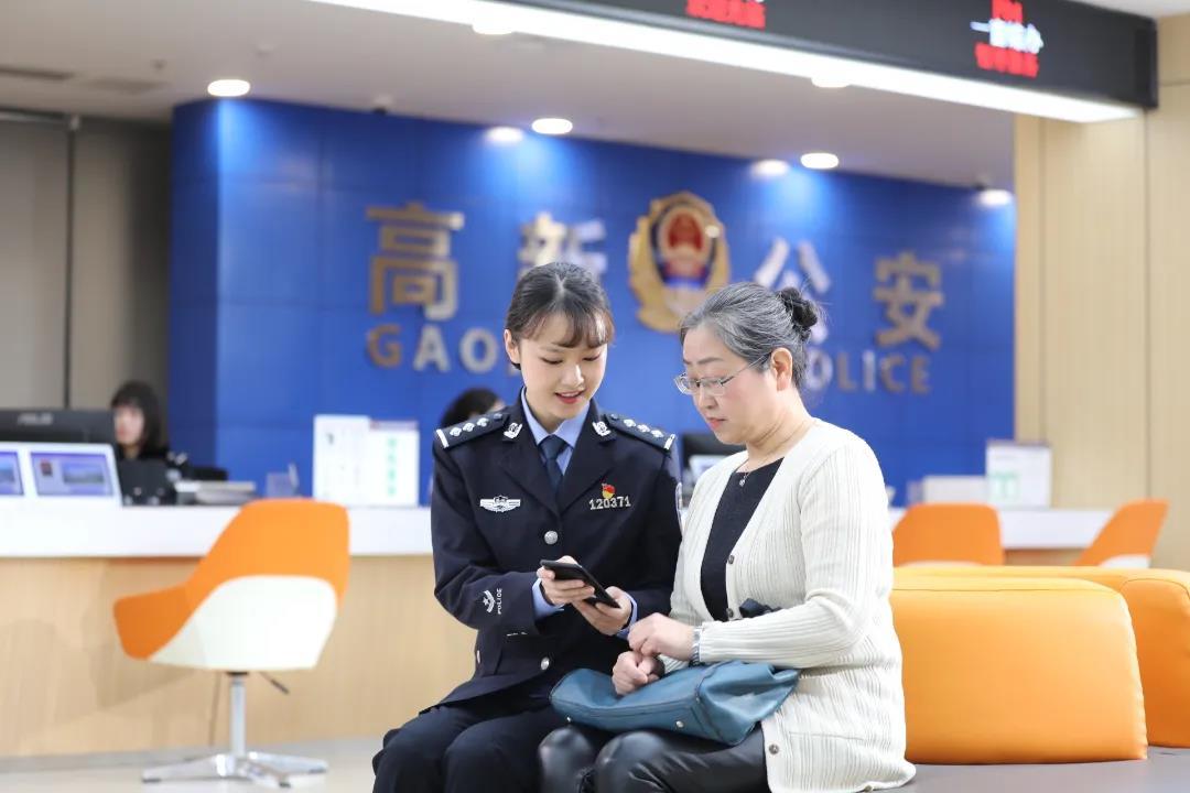 出入境窗口民警接受群众咨询.