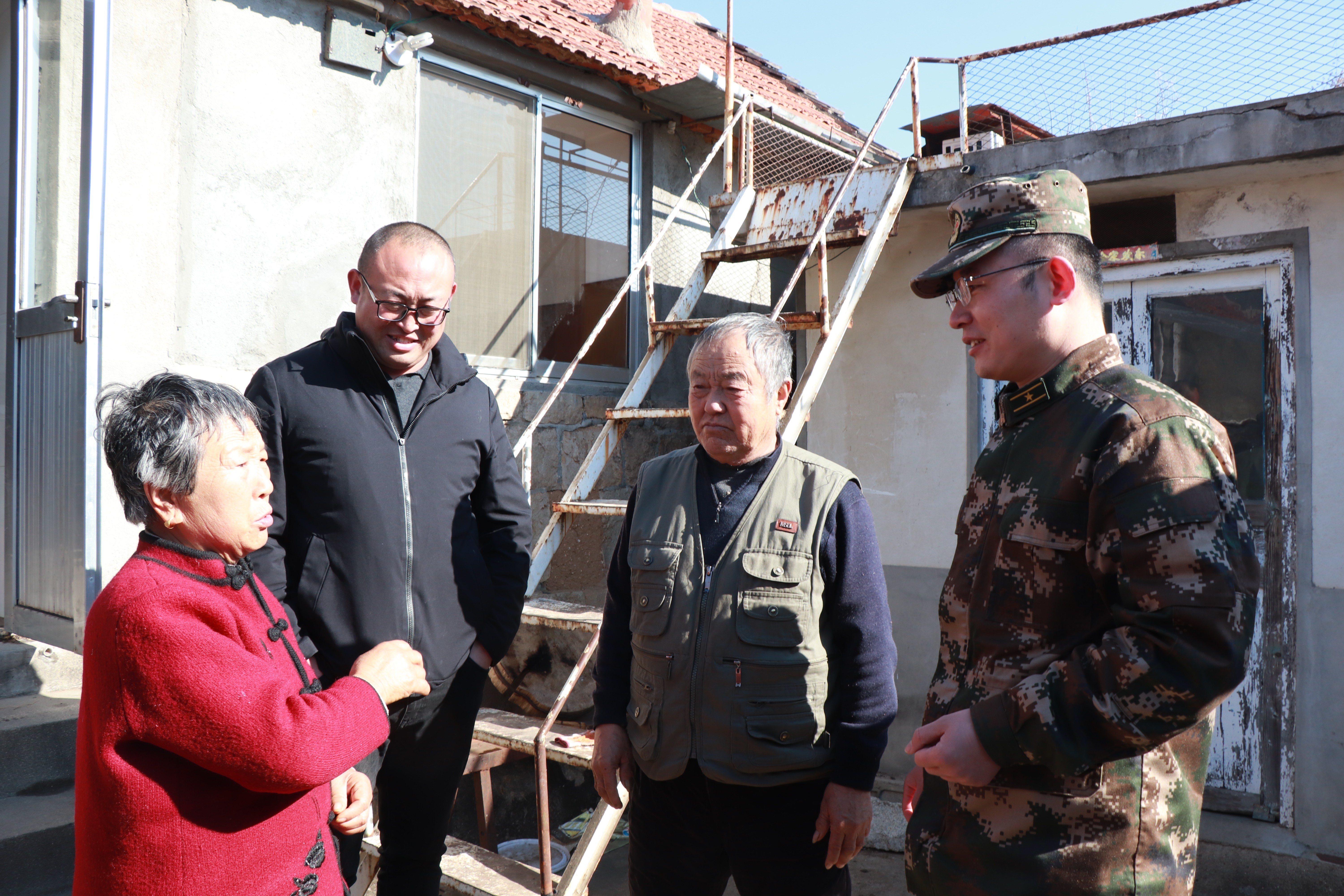 1月20日上午,该站执法员们来到牟平区王格庄镇八犊夼村看望慰问烈士
