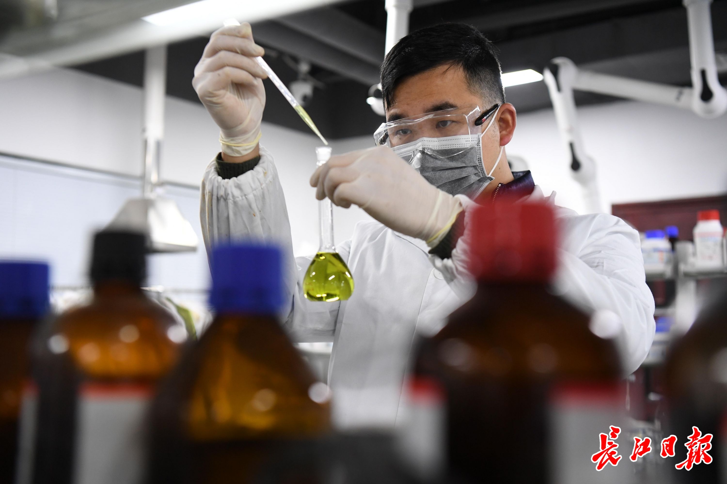 武汉新能源研究院园区,武汉华科中英纳米科技有限公司,科研人员在做高