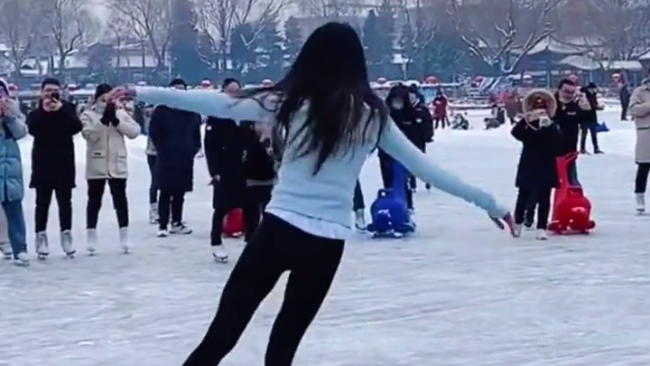 花滑选手陈虹伊北京什刹海冰场起舞 网友：满级高手去新手村