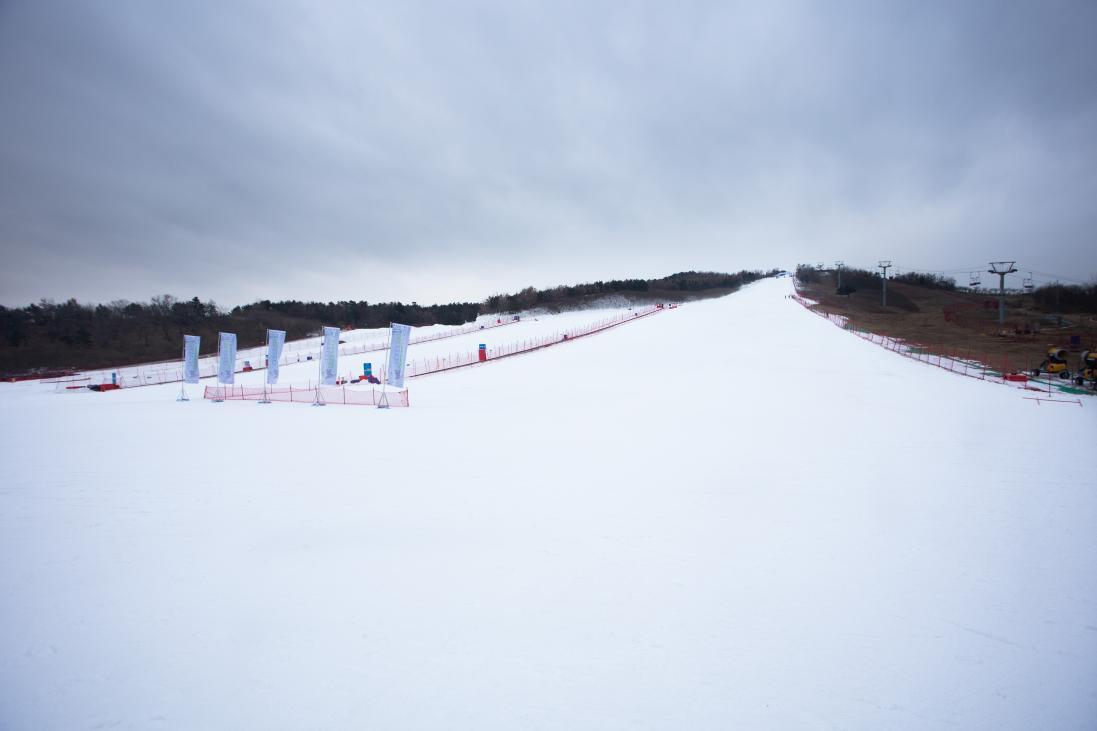 青岛融创藏马山滑雪场周边拥有现象级网红唐风小镇——阿朵花屿,是