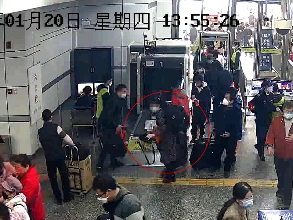 嫌疑人童某从安检机上顺走他人黑色小挎包。通讯员供图