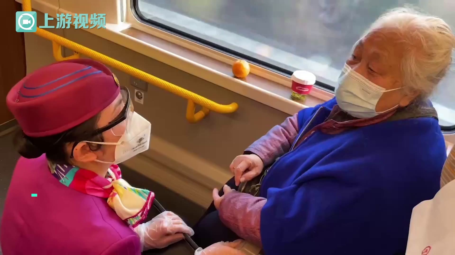 首次乘坐成渝“复兴号” 78岁老人为中国高铁发展点赞