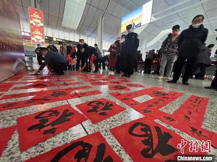 1月25日，农历小年当天，中国铁路兰州局集团有限公司为旅客送春联和福字。　九美旦增 摄