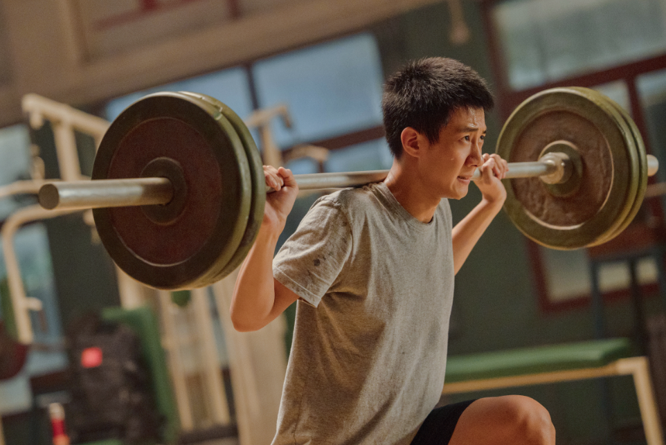 剧里剧外，高至霆都进行了艰苦的训练。