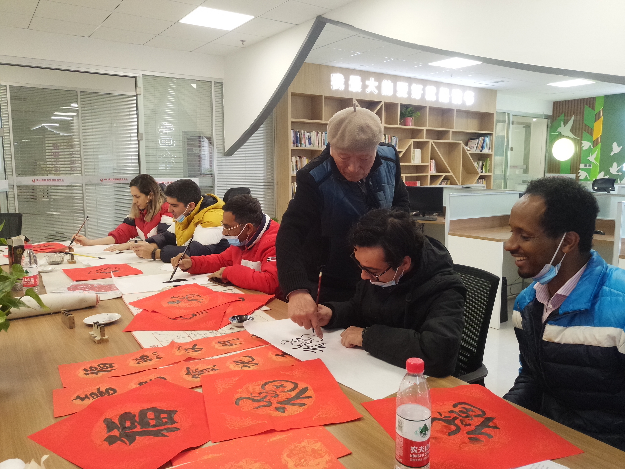 非遗剪纸送吉祥 妙手童心迎新年 ——泰山路社区非遗文化体验活动