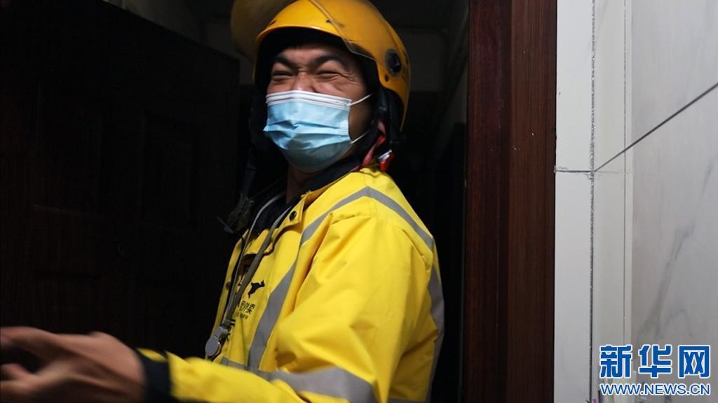 南昌外卖小哥因面相屡遭差评,仍每天练习微笑