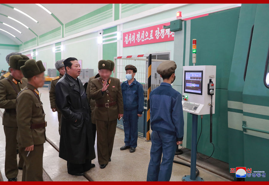 金正恩视察朝鲜重要军工厂
