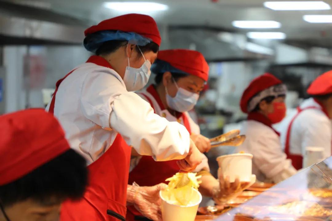 西安工程大学后勤保障人员干活不惜力保障用全心抗疫身影暖校园