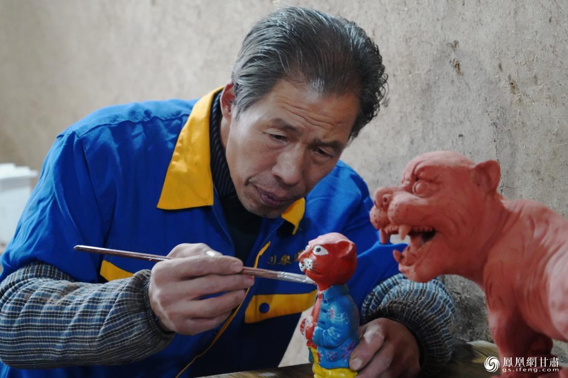 甘肃平凉市民间泥塑艺人刘泉在创新捏泥塑 郭惠民 摄