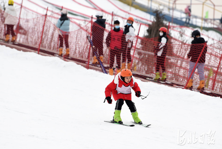 2022年1月26日,小游客在河北省邢台市南和区贾宋镇嘉年华滑雪场滑雪.