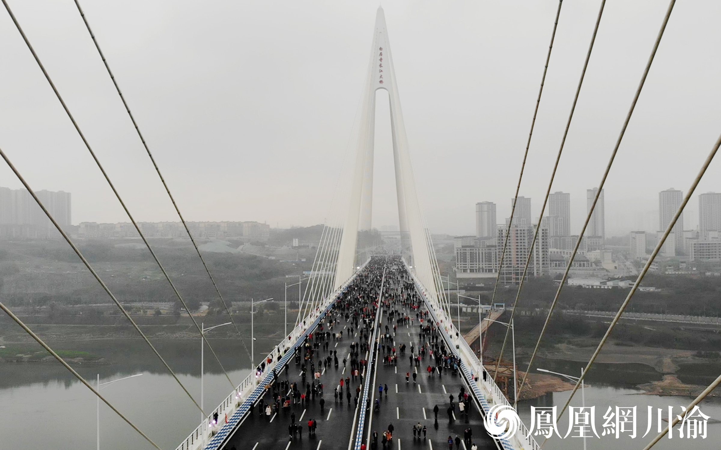 市民“踩桥”打卡新地标