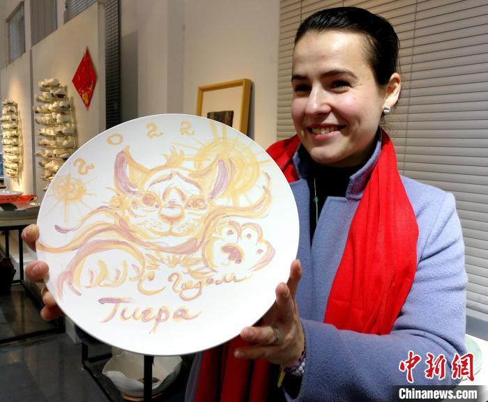 景德镇陶瓷大学俄罗斯留学生塔西雅展示其创作的“虎”主题陶瓷作品。　程万海 摄