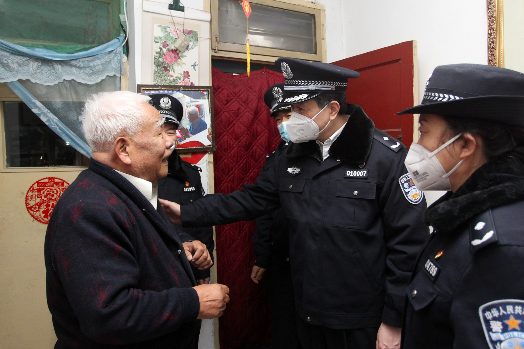 西安市公安局举办三送一访平安过年亲民暖民活动