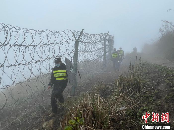 农民忠和队友在边境巡逻。　陈秋霞 摄