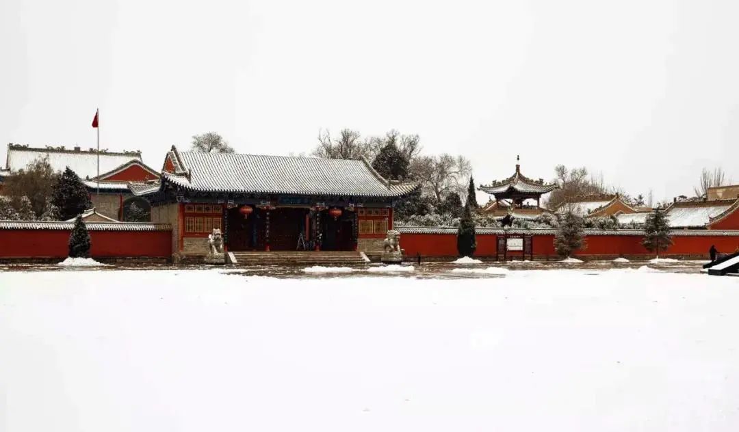 李家龙宫始建于唐初，是唐代宫廷式古建筑群，是天下李氏族人敦宗睦族、祭祀先祖的宗祠，因唐太宗李世民御笔亲书“李家龙宫”而闻名海内外，是研究陇西李氏文化遗址遗迹的重要载体和标志性建筑之一，是陇西唯一保存下来的一处古建筑群。