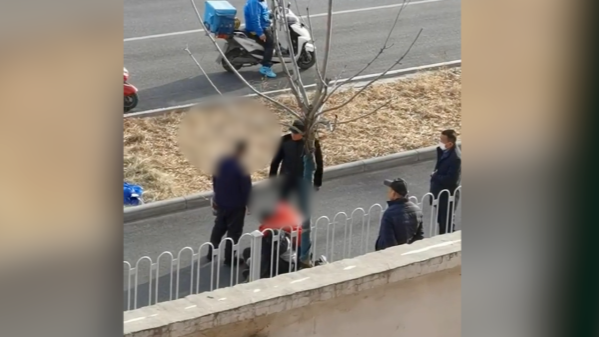 男子当孩子面街头打女子，过路大哥挺身而出：我管定了