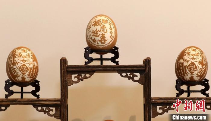 “福虎”蛋雕作品。　呂明會 攝