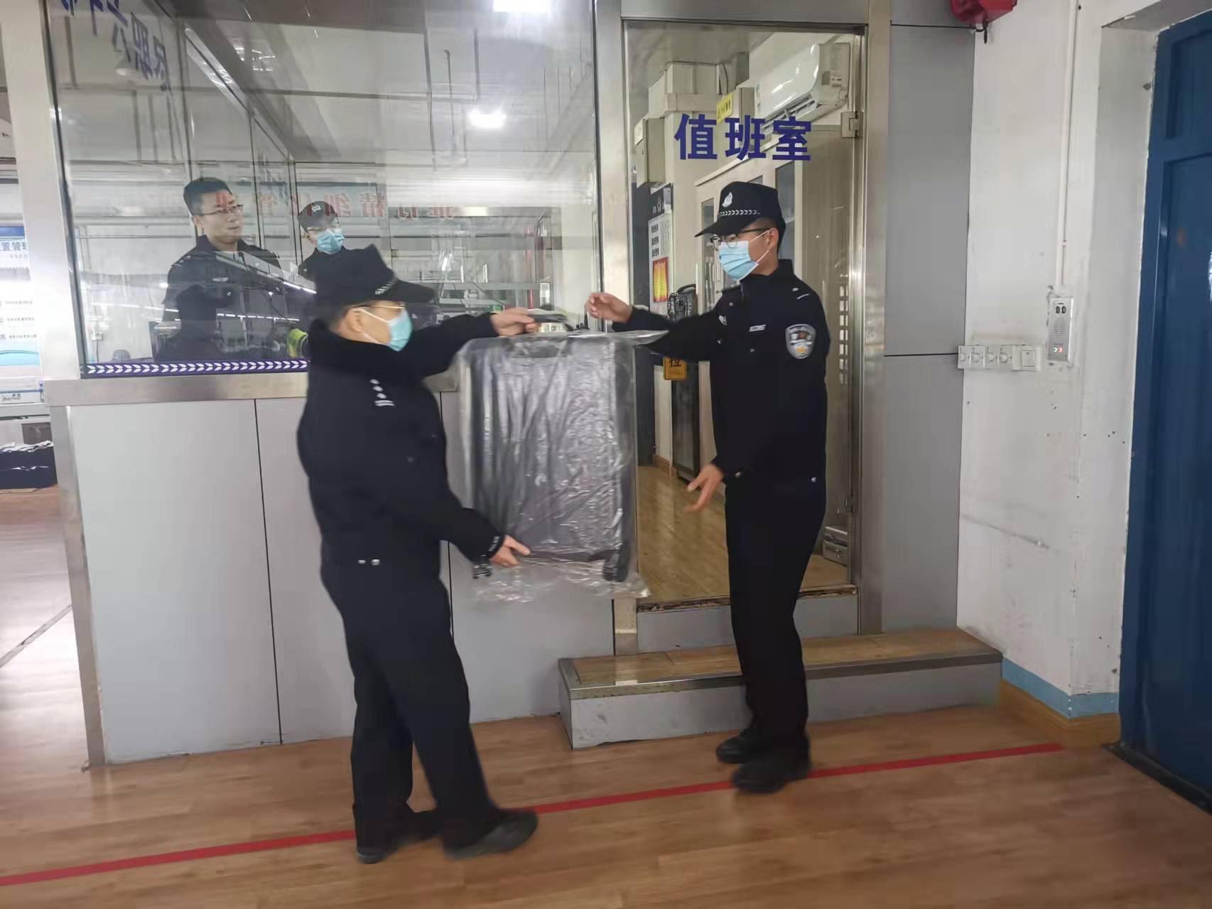 渭南监狱战时送奖到一线鼓舞士气暖警心